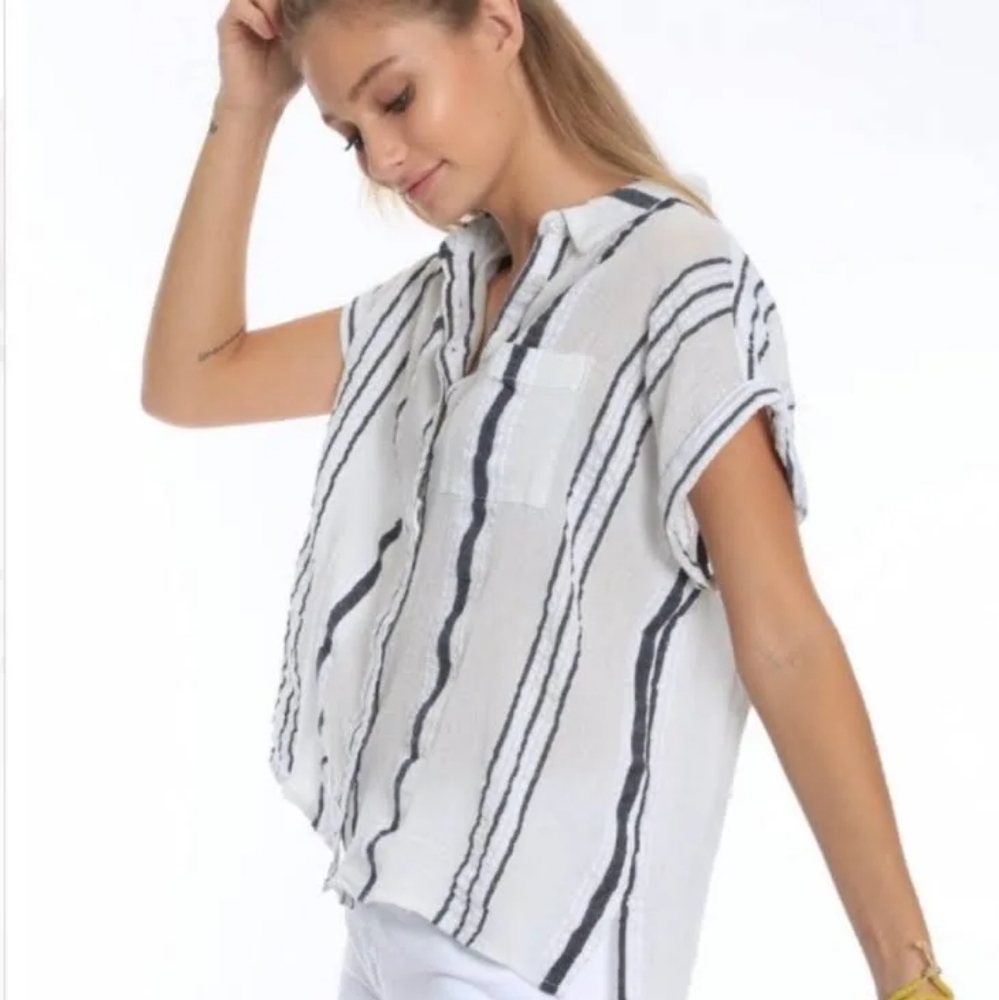 Dylan Short Sleeve Button Taylor Shirt 😍 Size Large